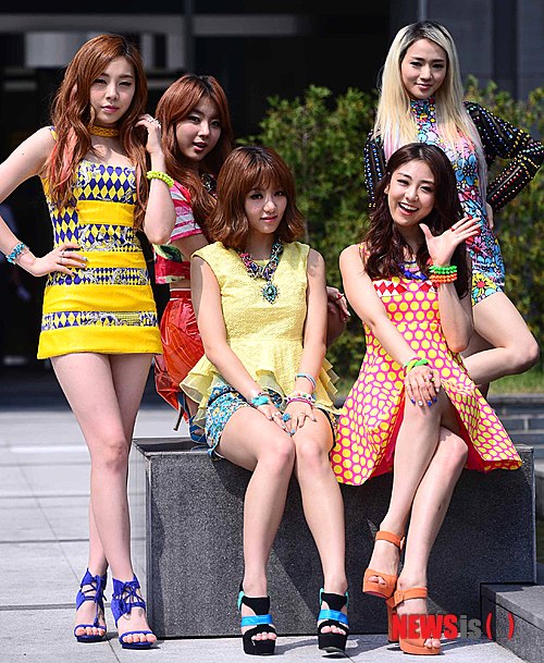 【서울=뉴시스】이재훈 기자 = 그룹 '레이디스 코드'가 한결 여유로워졌다. 지난 3월 데뷔곡 '나쁜여자'에서 악녀 이미지로 화려한 퍼포먼스를 벌일 때와는 다르다. 당시에는 긴장한 기색이 역력했다. realpaper7@newsis.com 사진= 전신 기자 photo1006@newsis.com