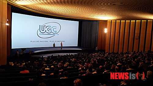 【서울=뉴시스】박영주 기자 = 한국에서 911만명이 본 봉준호(44) 감독의 영화 ‘설국열차’가 프랑스에서 언론시사회를 열었다.&nbsp; 10월30일 현지 개봉을 앞두고 있는 ‘설국열차’는 3일 오전 10시 파리 샹젤리제의 862석 규모 UGC 노르망디 극장에서 상영됐다.&nbsp; 카이에 뒤 시네마, 포지티프, 프리미어, 파리 마치, 텔레라마, 르 몽드, 리베라시옹, 아르테, 프랑스2 ) 등 주요 미디어가 참여했다.&nbsp; 베를린국제영화제 금곰상을 수상한 평론가이자 감독인 베르트랑 타베르니에는 “놀라운 작품이다. 오래 전부터 봉준호 감독의 팬이며, 그의 모든 영화들은 미장센의 교본이라 해도 과언이 아니다. 이번 작품에는 드라마적인 긴장감과 적절한 유머, 휴머니즘, 아이러니적인 요소, 우리가 살고 있는 사회에 대한 예리한 묘사들이 훌륭하게 배합돼 있다”고 칭찬했다.&nbsp; 영화 평론가 장 피에르 디오네는 “원작을 감안할 때, 각색이 불가능할 것이라고 생각했지만 기우였다. ‘설국열차’는 시각적으로 놀랍고 판타스틱한 작품이며 연기자들도 훌륭했다. 이상하게도 작품에서 그려진 사건들이 실제로 일어날 것 같은 예감이 든다”고 호평했다.&nbsp; ‘설국열차’는 프랑스 개봉을 시작으로 일본, 남미, 북유럽, 북미 등지에서 차례로 개봉할 예정이다.&nbsp; gogogirl@newsis.com