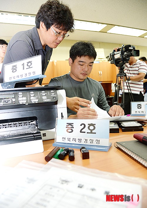 【전주=뉴시스】윤난슬 기자 = 전북경찰청 사이버수사대는 5일 전북경찰청에서 브리핑을 열고 "무직자와 신용불량자들을 상대로 대출서류를 위조해 대출을 알선하고 고액의 수수료를 챙긴 일당을 검거했다"고 밝혔다. 2013.09.05&nbsp; yns4656@newsis.com 