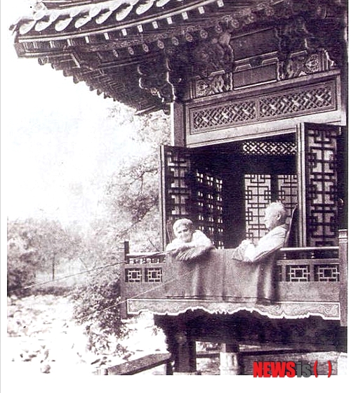 【서울=뉴시스】이승만 대통령 부부.경복궁 하향정에서 낚시를 하고 있다.