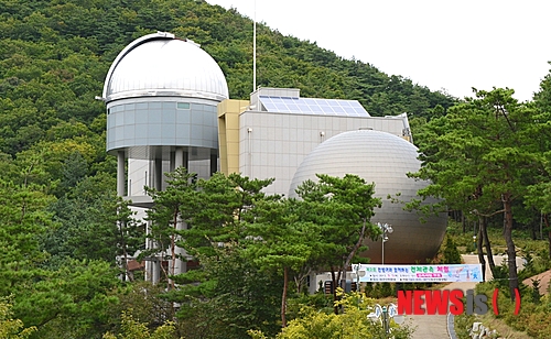 【증평=뉴시스】강신욱 기자 = 5일 오후 충북 증평군 증평읍 율리 좌구산 휴양림 내에 좌구산 천문대가 임시 개관했다. 2013.09.05. (사진=증평군청 제공)&nbsp; photo@newsis.com