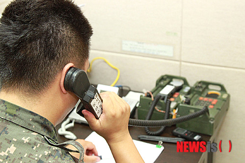 【서울=뉴시스】사진은 군 장병이 시험통화를 하는 모습. (사진=통일부 제공) photo@newsis.com