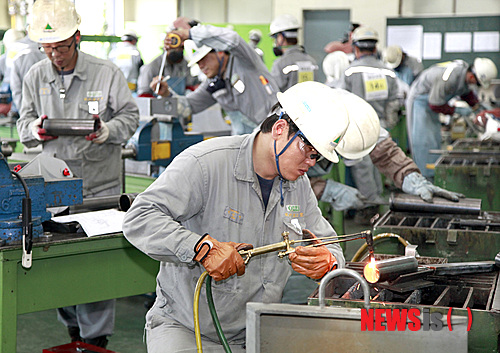 【울산=뉴시스】고은희 기자 = 현대중공업은 6일~8일까지 3일간 울산 동구 기술교육원에서 용접, 도장, 전기공사, 배관조립, 제관 조립, 선체설게 CAD, 의장설계 CAD 등 총 7개 종목으로 나눠 '2013년 사내 기능경진대회'를 개최한다. 지난해 열린 경진대회 사진이다. 2013.09.06. (사진=현대중공업 제공) photo@newsis.com