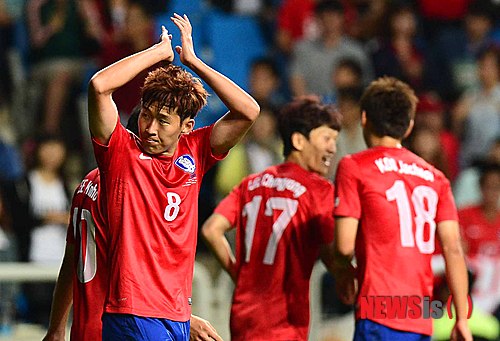 【인천=뉴시스】전신 기자 = 6일 오후 인천 중구 도원동 인천축구전용경기장에서 열린 축구 국가대표팀 한국과 아이티의 친선 경기에서 한국 손흥민이 네번째 골을 성공한 후 기뻐하고 있다. 2013.09.06.&nbsp; photo1006@newsis.com
