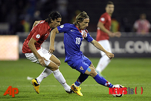 【벨그레이드(세르비아)=AP/뉴시스】크로아티아 축구대표팀의 루카 모드리치(28·레알 마드리드)가 7일 오전 3시45분(한국시간) 세르비아 벨그레이드의 츠르베나 즈베즈다 스타디움에서 열린 브라질월드컵 유럽지역 최종예선 A조 8차전 세르비아와의 원정경기에서 드리블로 상대 수비수를 따돌리고 있다. 이날 경기는 1-1로 무승부로 끝났다.