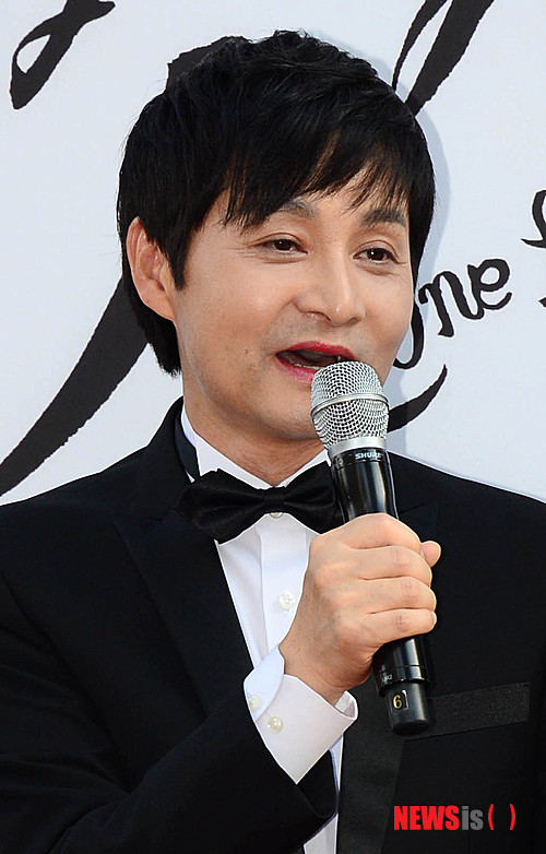 【서울=뉴시스】김진아 인턴기자 = 영화감독 김조광수가 7일 오후 서울 종로구 서린동 청계천 광통교에서 열리는 결혼식 기자회견에서 인터뷰를 하고 있다. 2013.09.07.&nbsp;&nbsp; bluesoda@newsis.com