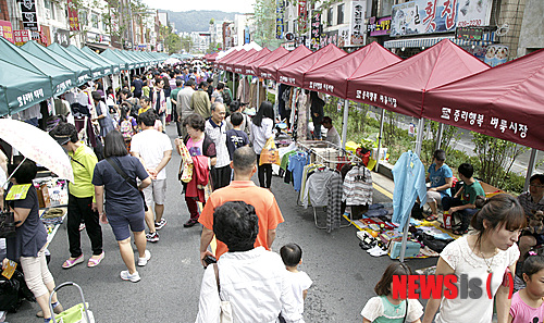 【대전=뉴시스】조명휘 기자 = 7일 대전 대덕구 중리동 중리행복길(장안외과~중리동주민센터)에서 개장한 '중리행복 벼룩시장'에 많은 시민들이 찾고 있다. 중리행복 벼룩시장은 오는 11월 9일까지 매주 토요일 중리행복길에서 열리게 된다. 2013.09.07. (사진= 대덕구 제공)&nbsp; joemedia@newsis.com 
