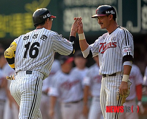 【서울=뉴시스】김인철 기자 = 8일 오후 서울 잠실야구장에서 열린 2013 한국야쿠르트 세븐 프로야구 삼성 라이온즈와 LG 트윈스의 경기에서 1회말 2사 3루 상황 LG 정성훈이 좌월 투런 홈런을 날리고 박용택과 하이파이브를 하고 있다. 2013.09.08.&nbsp; yatoya@newsis.com