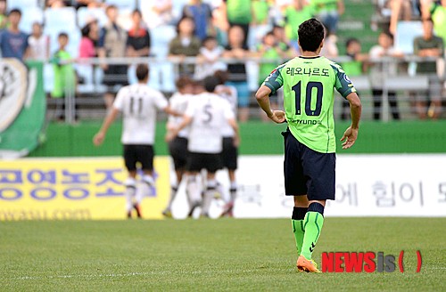 【전주=뉴시스】유영수 기자 = 8일 전주월드컵경기장에서 열린 현대오일뱅크 K리그 클래식 2013 27라운드 전북현대와 포항스틸러스의 경기에서 전북현대 레오나르도가 상대팀 노병준이 선취골을 넣고 동료들과 환호하는 모습을 바라보고 있다. 2013.09.08.&nbsp;&nbsp; yu0014@newsis.com