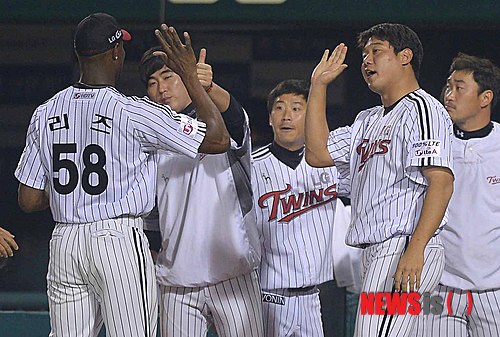 【서울=뉴시스】김인철 기자 = 8일 오후 서울 잠실야구장에서 열린 2013 한국야쿠르트 세븐 프로야구 삼성 라이온즈와 LG 트윈스의 경기에서 7회초 LG 리즈가 교체되며 동료선수들과 하이파이브를 하고 있다. 2013.09.08.&nbsp; yatoya@newsis.com