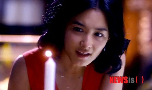 【뉴욕=뉴시스】노창현 특파원 = 할리우드 유일의 한인여성 감독 크리스틴 유(37)의 ‘웨딩 팰리스(Wedding Palace)’가 27일 뉴욕을 시작으로 전미에서 개봉된다. ‘올드보이’와 ‘웰컴 투 동막골’의 히로인 강혜정과 헐리우드 영화 ‘울브린’의 브라이언 티가 각각 남녀 주인공으로 캐스팅됐고 한국계 코미디언 마가렛 조와 바비 리가 특별출연했다. 크리스틴 유 감독은 조부가 하와이에 정착한 이민 3세로 USC 필름스쿨을 졸업하고 할리우드에서도 보기 힘든 여성 제작자겸 감독으로 활약하고 있다. 사진은 영화의 한 장면. 2013.09.08.&nbsp; robin@newsis.com 