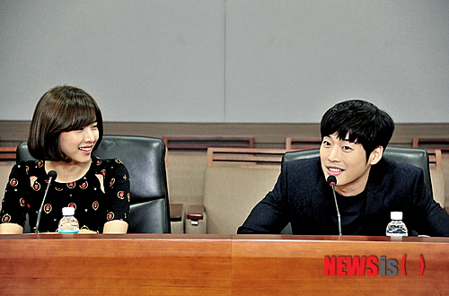 【서울=뉴시스】박영주 기자 = MBC TV 주말드라마 ‘스캔들: 매우 충격적이고 부도덕한 사건’에 함께 출연 중인 탤런트 김재원(32)과 조윤희(31)가 제5회 DMZ국제다큐멘터리영화제의 홍보대사가 됐다. 김재원과 조윤희는 “드라마 ‘스캔들’에 조재현 위원장과 함께 출연하며 DMZ국제다큐멘터리영화제에 대해 알게 됐고, 영화제에 관심을 갖게 됐다”고 밝혔다. “다큐멘터리영화제를 홍보하는데 일조하기 위해 홍보대사 제의를 흔쾌히 수락했다.” DMZ국제다큐멘터리영화제 조재현(48) 집행위원장은 “여러 드라마를 통해 보여준 두 배우의 친숙한 이미지가 다큐멘터리와 DMZ가 가진 무거운 이미지를 많이 상쇄시켜 줄 수 있을 것이라 생각한다. 대중이 즐길 수 있는 영화제를 만들고 싶고, 더 많은 사람들과 소통하고자 하는 영화제의 취지에 부합하는 적임자라고 생각하고 있기 때문에 기대가 크다”고 전했다. 김재원과 조윤희는 24일 홍보대사 위촉식을 시작으로 영화제를 본격적으로 홍보할 예정이다. 정전 60주년을 맞이해 아시아의 평화를 기원하는 DMZ국제다큐멘터리영화제는 10월 17일부터 7일간 경기 고양 일대에서 열린다. gogogirl@newsis.com