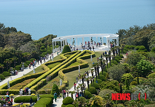 【거제=뉴시스】최운용 기자 = 경남 거제도 관광의 백미는 외도 보타니아다. 섬 속의 섬으로 마치 지중해의 어느 섬을 옮겨 놓은 듯한 풍경이 이채롭다. 장승포항에서 뱃길로 20분 거리에 있는 외도는 천연 동백숲과 선인장, 코코스 야자수, 가자니아, 선야인, 유카리, 병솔, 용설란 등 3000여 종의 수목이 빽빽이 들어서있다.&nbsp; yong4758@newsis.com