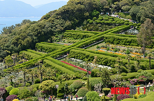 【거제=뉴시스】최운용 기자 = 경남 거제도 관광의 백미는 외도 보타니아다. 섬 속의 섬으로 마치 지중해의 어느 섬을 옮겨 놓은 듯한 풍경이 이채롭다. 장승포항에서 뱃길로 20분 거리에 있는 외도는 천연 동백숲과 선인장, 코코스 야자수, 가자니아, 선야인, 유카리, 병솔, 용설란 등 3000여 종의 수목이 빽빽이 들어서있다.&nbsp; yong4758@newsis.com