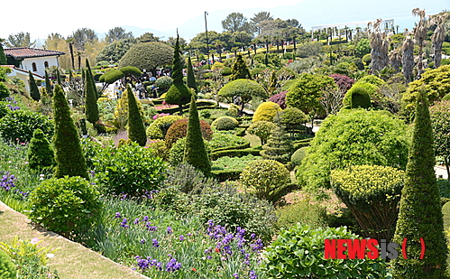 【거제=뉴시스】최운용 기자 = 경남 거제도 관광의 백미는 외도 보타니아다. 섬 속의 섬으로 마치 지중해의 어느 섬을 옮겨 놓은 듯한 풍경이 이채롭다. 장승포항에서 뱃길로 20분 거리에 있는 외도는 천연 동백숲과 선인장, 코코스 야자수, 가자니아, 선야인, 유카리, 병솔, 용설란 등 3000여 종의 수목이 빽빽이 들어서있다.&nbsp; yong4758@newsis.com