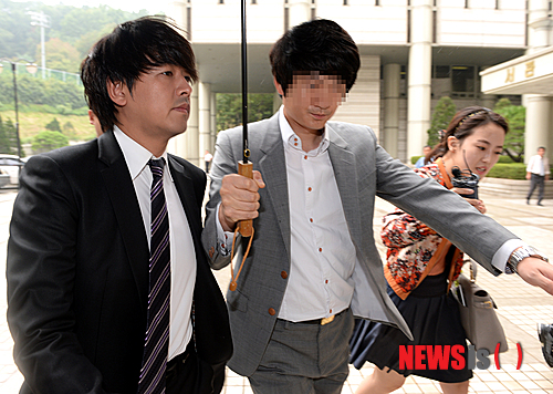 【서울=뉴시스】조성봉 기자 = 배우 류시원이 지난 5월 부인 조씨로부터 위치 정보의 보호 및 이용 등에 관한 법률 위반과 폭행 혐의로 고소를 당한 가운데 10일 오후 선고공판에 참석하기 위해 서울 서초구 서초동 서울중앙지법으로 들어서고 있다. 2013.09.10. suncho21@newsis.com