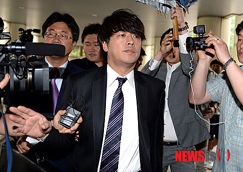 【서울=뉴시스】조성봉 기자 = 배우 류시원이 지난 5월 부인 조씨로부터 위치 정보의 보호 및 이용 등에 관한 법률 위반과 폭행 혐의로 고소를 당한 가운데 10일 오후 선고공판에 참석하기 위해 서울 서초구 서초동 서울중앙지법으로 들어서고 있다. 2013.09.10. suncho21@newsis.com