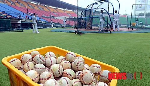 【서울=뉴시스】박영태 기자 = 10일 잠실야구장에서 열릴 예정이었던 LG 트윈스와 두산 베어스의 경기가 우천으로 취소된 가운데 두산 선수단이 비가 오는 가운데 타격훈련을 하고 있다. 2013.09.10. since1999@newsis.com 