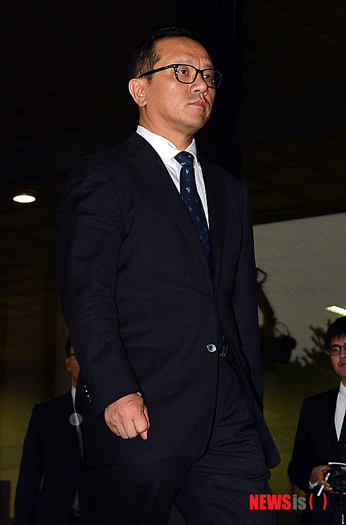 【서울=뉴시스】조종원 기자 = 전두환 전 대통령의 장남인 전재국씨가 10일 오후 서울 서초구 중앙지방검찰청에서 미납추징금 1672억원에 대한 자진 납부 계획서 제출 후 청사를 나서고 있다. 2013.09.10.&nbsp;&nbsp; choswat@newsis.com