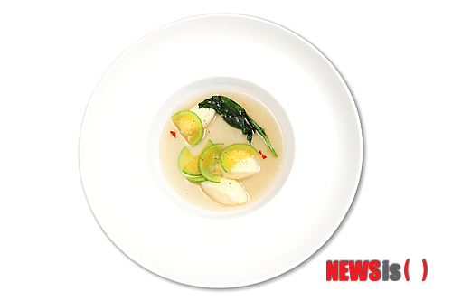【서울=뉴시스】부드러운 치킨 브로스에 리코타 치즈 필로
