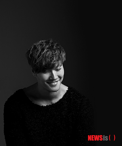 【서울=뉴시스】유상우 기자 = 가수 김종국(36)이 대장경세계문화축전을 알린다.&nbsp; 대장경축전 조직위는 “27일부터 11월10일까지 경남 합천군 가야면 주행사장과 해인사 일대에서 펼쳐지는 대장경문화축전 홍보대사로 김종국을 위촉했다”고 11일 밝혔다.&nbsp; 김종국은 26일 오후 2시 대장경축전 개막식에서 자신의 히트곡을 들려주는 등 홍보대사로 활동을 시작한다. 이어 10월5일 포털사이트 홍보영상을 통해 경남 합천의 관광 명소인 가야산 홍류동 계곡과 해인사의 팔만대장경을 소개할 예정이다.&nbsp; 김종국은 경남 합천이 고향이다. 친인척들이 해인사 인근에 거주하고 있다.&nbsp; 김종국은 “팔만대장경은 우리 문화의 우수한 문화원형으로 유네스코 세계기록유산에 등재된 세계적인 문화재”라며 “고향 합천을 알리고 대한민국을 빛내는 뜻 깊은 행사에 다방면으로 노력할 것”이라고 전했다.&nbsp; 한편, 대장경축전 개막식 축하공연에는 김종국을 비롯해 그룹 레인보우와 제국의아이들, 트로트 가수 김혜연 등이 나선다.&nbsp; swryu@newsis.com