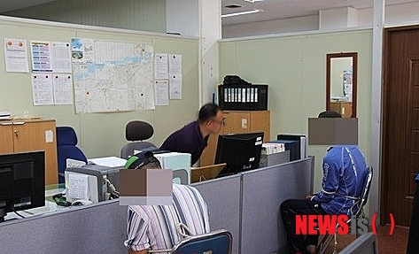 【제주=뉴시스】장재혁 기자 = 제주동부경찰서는 11일 제주시 모 아파트 장애여성 7명을 성폭행한 혐의로 입주자 대표 A(53)씨를 구속한데 이어 B(58)씨 등 3명의 주민을 같은 혐의로 추가 구속하고 C(38)씨 등 2명에 대해 구속영장을 신청했다고 밝혔다. 사진은 경찰 조사받고 있는 피의자들. 2013.09.11. jjhyej@newsis.com 