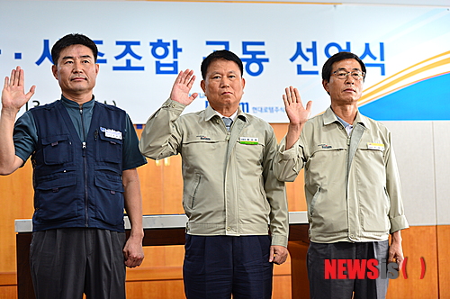 【창원=뉴시스】강경국 기자 = 현대자동차그룹의 중공업 회사인 현대로템이 11일 경남 창원공장에서 노사 대표가 공동 선언문을 발표한 후 성공적 기업공개를 위해 함께 노력하기로 다짐하며 오른손을 들어 선언하고 있다. 2013.09.11. kgkang@newsis.com