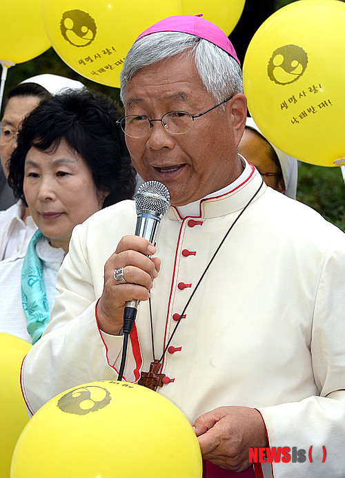 【대전=뉴시스】홍성후 기자 = 생명수호 결의대회가 11일 대전지방법원 앞에서 열려 참석한 유흥식 천주교 대전교구장이 낙태시술 의사 판결을 규탄 발언을 하고 있다. 대전지법은 지난 6월 26일 405명의 태아를 낙태함 혐의로 기소된 의사 4명에 대한 항소심에서 선고유예와 형 면제를 선고했다. 2013.09.11. hippo@newsis.com