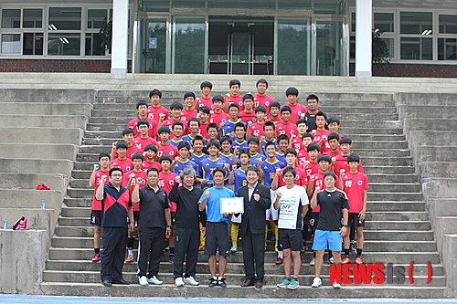 【강릉=뉴시스】김경목 기자 = 강원 강릉시 문성고등학교 김익중 교장과 축구부 선수들이 지난 10일 일본 이바라키현 카시마학원고등학교 축구부 선수들과 한일우호 증진을 위한 친선 축구대회를 갖은 뒤 기념사진을 촬영하고 있다. 2013.09.12. (사진=강릉문성고등학교 제공)&nbsp;&nbsp; photo@newsis.com 