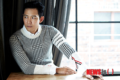 【서울=뉴시스】한국영상자료원(원장 이병훈)은 오는 24일부터 10월 6일까지 서울 마포구 상암동 DMC단지 내에 위치한 시네마테크KOFA에서, 올해로 데뷔 20년을 맞은 영화배우 이정재의 대표작을 상영하는 “영원한, 젊은 남자: 이정재 특별전”을 개최한다고 12일 밝혔다. 이번 특별전에서는 이정재의 데뷔작 '젊은 남자'부터 최신작 '신세계'까지 그의 대표작 15편을 만날 수 있다. 모든 상영과 행사는 무료로 진행되며, 자세한 상영일정은 한국영상자료원 홈페이지(www.koreafilm.or.kr)에서 확인할 수 있다. (문의: 02-3153-2075~77). 2013.09.12. (사진=씨제스엔터테인먼트 제공) photo@newsis.com