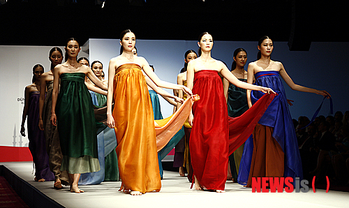 【경북=뉴시스】최창현 기자 = 이스탄불-경주세계문화엑스포2013 특별행사 하나인 '한국·터키 전통 패션쇼'가 11일 오후 8~10시(현지시각) 이스탄불 힐튼호텔 컨벤션홀에서 성황리에 열리고 있다. 2013.09,12 (사진=경북도 제공) chc@newsis.com