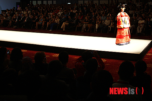 【경북=뉴시스】최창현 기자 = 이스탄불-경주세계문화엑스포2013 특별행사 하나인 '한국·터키 전통 패션쇼'가 11일 오후 8~10시(현지시각) 이스탄불 힐튼호텔 컨벤션홀에서 성황리에 열리고 있다. 2013.09,12 (사진=경북도 제공) chc@newsis.com