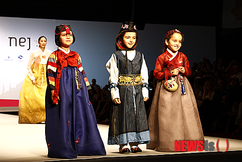 【경북=뉴시스】최창현 기자 = 이스탄불-경주세계문화엑스포2013 특별행사 하나인 '한국·터키 전통 패션쇼'가 11일 오후 8~10시(현지시각) 이스탄불 힐튼호텔 컨벤션홀에서 성황리에 열리고 있다. 2013.09,12 (사진=경북도 제공) chc@newsis.com