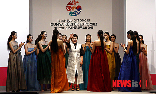 【경북=뉴시스】최창현 기자 = 이스탄불-경주세계문화엑스포2013 특별행사 하나인 '한국·터키 전통 패션쇼'가 11일 오후 8~10시(현지시각) 이스탄불 힐튼호텔 컨벤션홀에서 성황리에 열리고 있다. 2013.09,12 (사진=경북도 제공) chc@newsis.com
