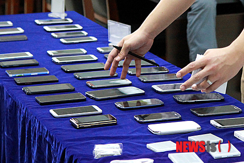 【울산=뉴시스】장지승 기자 = 12일 울산 울주경찰서가 상습적으로 스마트폰을 훔친 정모군 등 6명을 붙잡은 뒤 이들이 훔친 스마트폰을 공개하고 있다. 정군 등은 휴대전화 대리점 강화유리를 해머로 부수고 스마트폰을 훔쳤으며, 길에서 "휴대폰을 잃어버렸는데, 통화하게 잠시 빌려달라"고 한 뒤 오토바이를 타고 달아나기도 했다. 2013.09.12. (사진=울산 울주경찰서 제공)&nbsp; jjs@newsis.com