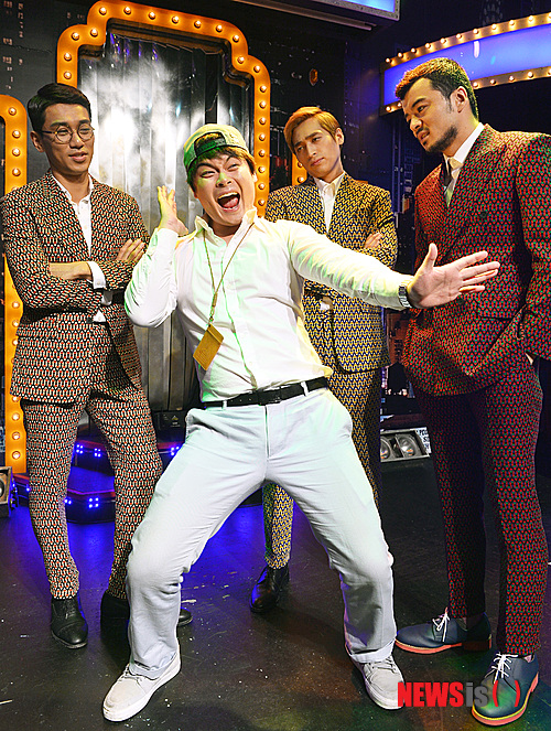 【서울=뉴시스】강진형 기자 = SBS TV '웃찾사' 코너 '클럽파리스'의 멤버들이 12일 오후 서울 종로구 혜화동 바탕골소극장에서 인터뷰에 앞서 포즈를 취하고 있다. 왼쪽부터 개그맨 김경욱, 최충호, 고장환, 김태환. 2013.09.14. marrymero@newsis.com