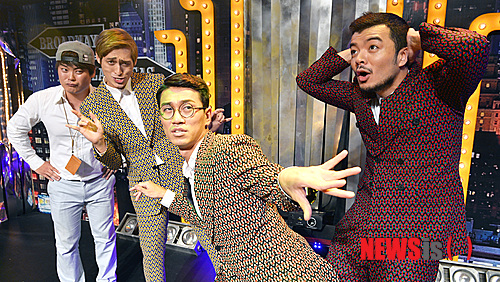 【서울=뉴시스】강진형 기자 = SBS TV '웃찾사' 코너 '클럽파리스'의 멤버들이 12일 오후 서울 종로구 혜화동 바탕골소극장에서 인터뷰에 앞서 포즈를 취하고 있다. 왼쪽부터 개그맨 최충호, 고장환, 김경욱, 김태환. 2013.09.14. marrymero@newsis.com