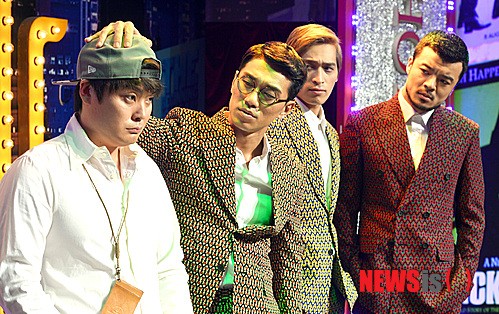 【서울=뉴시스】강진형 기자 = SBS TV '웃찾사' 코너 '클럽파리스'의 멤버들이 12일 오후 서울 종로구 혜화동 바탕골소극장에서 인터뷰에 앞서 포즈를 취하고 있다. 왼쪽부터 개그맨 최충호, 김경욱, 고장환, 김태환. 2013.09.14. marrymero@newsis.com