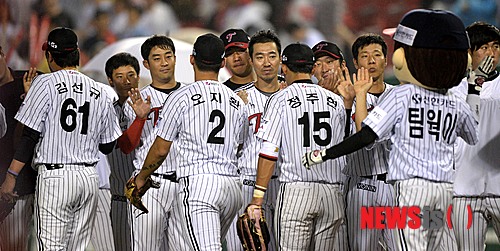 【서울=뉴시스】고범준 기자 = 12일 오후 서울 잠실야구장에서 열린 한국야쿠르트 세븐 프로야구 LG 트윈스와 KIA 타이거즈의 경기에서 LG가 11-3으로 승리를 거뒀다. 경기 종료 후 선수들이 하이파이브 하며 기뻐하고 있다. 2013.09.12.&nbsp; bjko@newsis.com