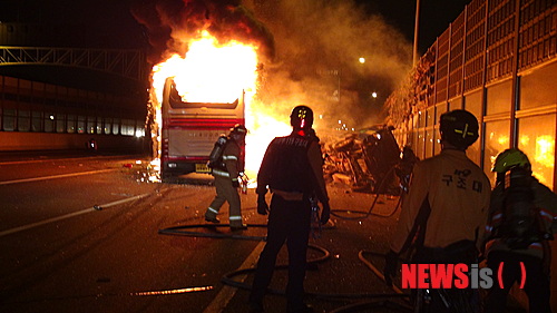 【의정부=뉴시스】김칠호 기자= 12일 오후 7시15분께 서울외곽순환고속도로 의정부IC 부근에서 발생한 9중추돌사고 현장에 출동한 소방관들이 불에 타는 버스에 접근해 사고를 수습하고 있다. 2013.09.12 (사진=의정부소방서 제공)&nbsp;&nbsp; seven5@newsis.com
