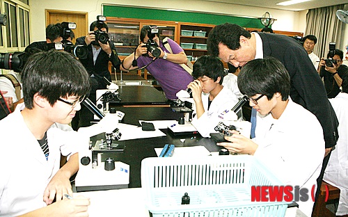 【울산=뉴시스】고은희 기자 = 13일 오후 교육부 서남수 장관이 자유학기제 정책 추진학교인 연암중학교를 방문해 자유학기제 교육과정 운영에 관해 확인하면서 격려하고 있다. 2013.09.13.&nbsp; gogo@newsis.com