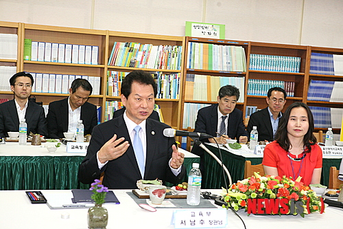 【울산=뉴시스】고은희 기자 = 13일 오후 교육부 서남수 장관이 자유학기제 정책 추진학교인 연암중학교를 방문해 자유학기제 교육과정 운영에 관해 확인하고 격려한 뒤 연암중 교내 연빛마루에서 학생과 교사, 학부모와 좌담회를 하고 있다. 2013.09.13.&nbsp; gogo@newsis.com