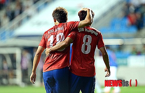 【서울=뉴시스】손흥민(21·레버쿠젠·오른쪽)과 구자철(24·볼프스부르크)이 오는 14일 오후 10시30분(한국시간) 독일 레버쿠젠의 바이 아레나에서 열리는 2013~2014시즌 독일 프로축구 분데스리가 5라운드 경기에서 나란히 출격을 준비하고 있다. 사진은 지난 6일 인천축구전용경기장에서 펼쳐진 아이티의 평가전에서 팀의 네번째 골을 성공시킨 뒤 구자철에게 축하를 받고 있는 손흥민의 모습.(사진 = 뉴시스DB). 2013.09.13.&nbsp; 