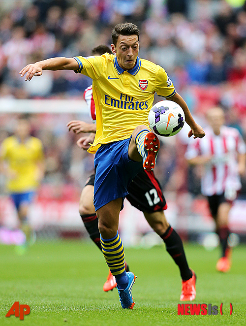 【서울=뉴시스】EPL 아스날의 미드필더 메수트 외질이 볼을 콘트롤하고 있다. 사진은 9월14일(현지시간) 영국 선덜랜드 스타디움 오브 라이트에서 열린 '2013-2014 시즌 잉글랜드 프리미어리그' 4라운드 아스날과 선덜랜드 전. 아스날이 3-1로 승리했다.