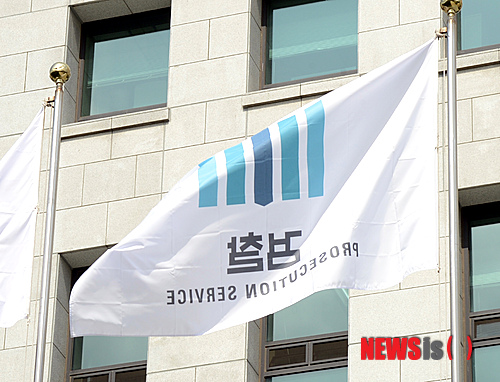 【서울=뉴시스】박찬수 인턴기자 = 채동욱 검찰총장 사의 표명 하루만에 김윤상 대검찰청 감찰1과장이 법무부의 검사 감찰에 관해 유감을 표하며 동반 사의 의사를 밝히는 등 검사 내부가 술렁이는 가운데 15일 오전 서울 서초구 서초동 대검찰정에 세워긴 검찰깃발이 바람에 펄럭이고 있다. 2013.09.15. redchacha1@newsis.com