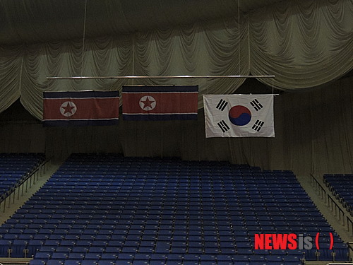 【서울=뉴시스】평양 류경정주영체육관에 태극기와 인공기가 나란히 게양되고 있는 모습. (사진=뉴시스DB).2013.9.15