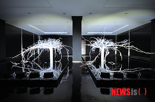 【서울=뉴시스】유상우 기자 = 경남 합천 해인사가 주최하고 문화체육관광부가 후원하는 ‘해인아트프로젝트’가 27일부터 11월10일까지 대장경세계문화축전과 함께 펼쳐진다. 같은 기간 열리는 대장경세계문화축전의 특별행사 중 하나다.&nbsp; ‘마음(心)’을 주제로 진행되는 올해는 해인사와 성보박물관뿐 아니라 2011년 조성된 소리길 일대에도 작품들을 설치하는 등 전시 공간을 대폭 확장했다.&nbsp; 2011년 첫 회가 1000년이 되는 해를 기념하며 과거의 시간을 기억하는 행사였다면, 이번 2회는 앞으로 우리가 만들어나가야 할 1000년에 대한 비전을 제시하는 행사로 기획됐다.&nbsp; 올해는 30개팀의 국내외 작가가 참여해 평면·입체·미디어·설치 등 현대 미술 70여 점을 선보인다. 작가들이 ‘마음’이라는 주제를 자신들만의 미술 언어로 풀어낸 것들이다.&nbsp; 국내 작가는 구헌주, 김기철, 김성복과 성신석조각연구회, 김시영, 김월식과 무늬만 커뮤니티, 노주환, 뮌, 박상희, 안규철, 안상수와 파티, 안종연, 양아치, 윤석남, 이이남, 이중근, 임옥상, 조소희, 천경우, 최병소, 최평곤, 홍지윤 등 21개팀이다. 인도, 미국, 스페인, 이탈리아 등 외국에서도 9개팀이 나섰다.&nbsp; 프로젝트를 주최한 법보종찰 해인사의 향록 스님은 “팔만대장경에 새겨진 5200여만 자의 핵심을 한 자로 표현하면 마음 ‘심’이고 부처님의 가르침도 결국은 ‘마음’에 있다는 뜻에서 올해의 주제를 ‘마음’으로 정했다”면서 “해인아트프로젝트는 종교의 영역을 뛰어 넘어 시대정신을 담은 메시지로 해인사를 찾는 이들과 교감할 것”이라고 전했다.&nbsp; 서로 다른 영역 간의 경계를 뛰어넘는 창의적 소통과 조화를 지향한다는 취지로 출범한 해인아트프로젝트는 10월18일을 해인아트데이로 지정해 법고대회, 퍼포먼스, 체험프로그램, MAUM 공연 등 특별 이벤트도 벌인다.&nbsp; swryu@newsis.com