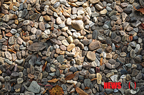 【서울=뉴시스】유상우 기자 = 경남 합천 해인사가 주최하고 문화체육관광부가 후원하는 ‘해인아트프로젝트’가 27일부터 11월10일까지 대장경세계문화축전과 함께 펼쳐진다. 같은 기간 열리는 대장경세계문화축전의 특별행사 중 하나다.&nbsp; ‘마음(心)’을 주제로 진행되는 올해는 해인사와 성보박물관뿐 아니라 2011년 조성된 소리길 일대에도 작품들을 설치하는 등 전시 공간을 대폭 확장했다.&nbsp; 2011년 첫 회가 1000년이 되는 해를 기념하며 과거의 시간을 기억하는 행사였다면, 이번 2회는 앞으로 우리가 만들어나가야 할 1000년에 대한 비전을 제시하는 행사로 기획됐다.&nbsp; 올해는 30개팀의 국내외 작가가 참여해 평면·입체·미디어·설치 등 현대 미술 70여 점을 선보인다. 작가들이 ‘마음’이라는 주제를 자신들만의 미술 언어로 풀어낸 것들이다.&nbsp; 국내 작가는 구헌주, 김기철, 김성복과 성신석조각연구회, 김시영, 김월식과 무늬만 커뮤니티, 노주환, 뮌, 박상희, 안규철, 안상수와 파티, 안종연, 양아치, 윤석남, 이이남, 이중근, 임옥상, 조소희, 천경우, 최병소, 최평곤, 홍지윤 등 21개팀이다. 인도, 미국, 스페인, 이탈리아 등 외국에서도 9개팀이 나섰다.&nbsp; 프로젝트를 주최한 법보종찰 해인사의 향록 스님은 “팔만대장경에 새겨진 5200여만 자의 핵심을 한 자로 표현하면 마음 ‘심’이고 부처님의 가르침도 결국은 ‘마음’에 있다는 뜻에서 올해의 주제를 ‘마음’으로 정했다”면서 “해인아트프로젝트는 종교의 영역을 뛰어 넘어 시대정신을 담은 메시지로 해인사를 찾는 이들과 교감할 것”이라고 전했다.&nbsp; 서로 다른 영역 간의 경계를 뛰어넘는 창의적 소통과 조화를 지향한다는 취지로 출범한 해인아트프로젝트는 10월18일을 해인아트데이로 지정해 법고대회, 퍼포먼스, 체험프로그램, MAUM 공연 등 특별 이벤트도 벌인다.&nbsp; swryu@newsis.com