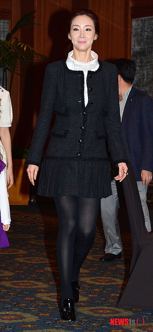 【서울=뉴시스】고승민 인턴기자 = 16일 오후 서울 중구 롯데호텔에서 열린 SBS 월화드라마 ‘수상한 가정부’ 제작발표회에서 배우 최지우가 입장하고 있다.&nbsp; ‘수상한 가정부’는 붕괴와 갈등에 직면한 위기의 가족이 미스테리한 가정부로 인해 회복돼 가는 과정을 그린 드라마로 23일 밤 10시 첫방송된다. 2013.09.16.&nbsp;&nbsp; kkssmm99@newsis.com