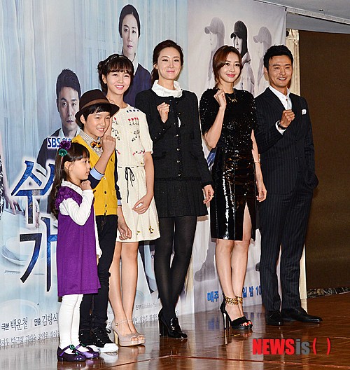 【서울=뉴시스】고승민 인턴기자 = 16일 오후 서울 중구 롯데호텔에서 열린 SBS 월화드라마 ‘수상한 가정부’ 제작발표회에서 이성재, 최지우 등 출연진들이 포토타임을 갖고 있다. ‘수상한 가정부’는 붕괴와 갈등에 직면한 위기의 가족이 미스테리한 가정부로 인해 회복돼 가는 과정을 그린 드라마로 23일 밤 10시 첫방송된다. 2013.09.16. kkssmm99@newsis.com